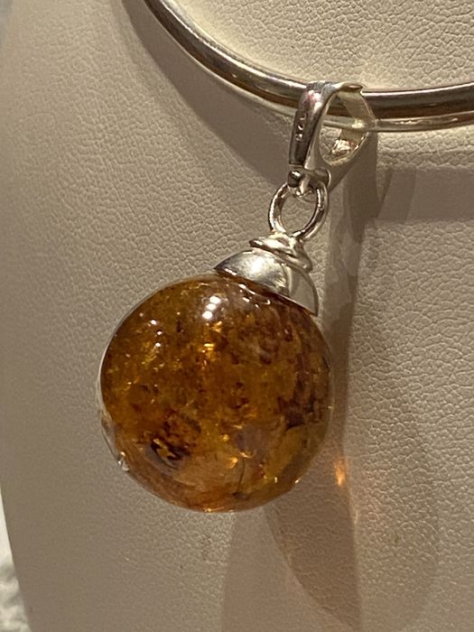 Wisiorek z bursztynu , kula