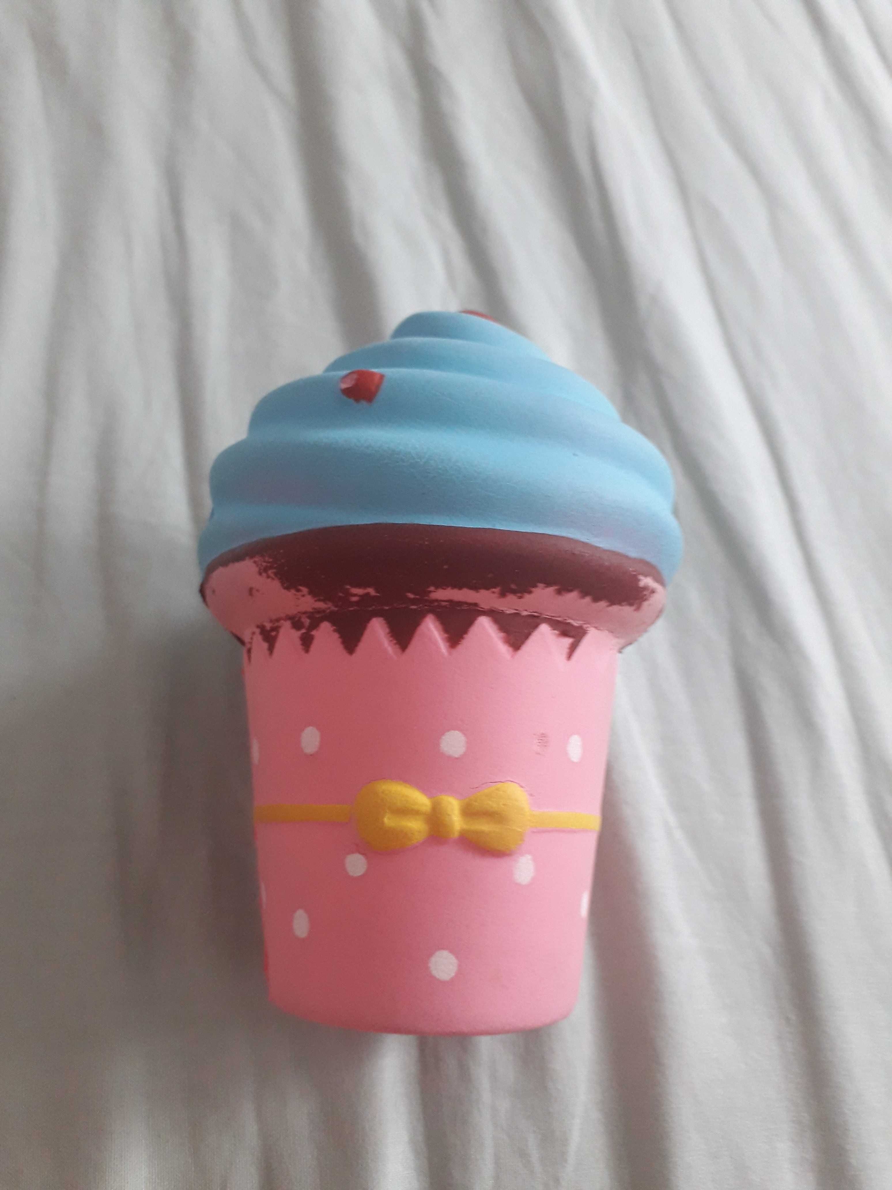 Squishy Skłiszi babeczka kolorowa