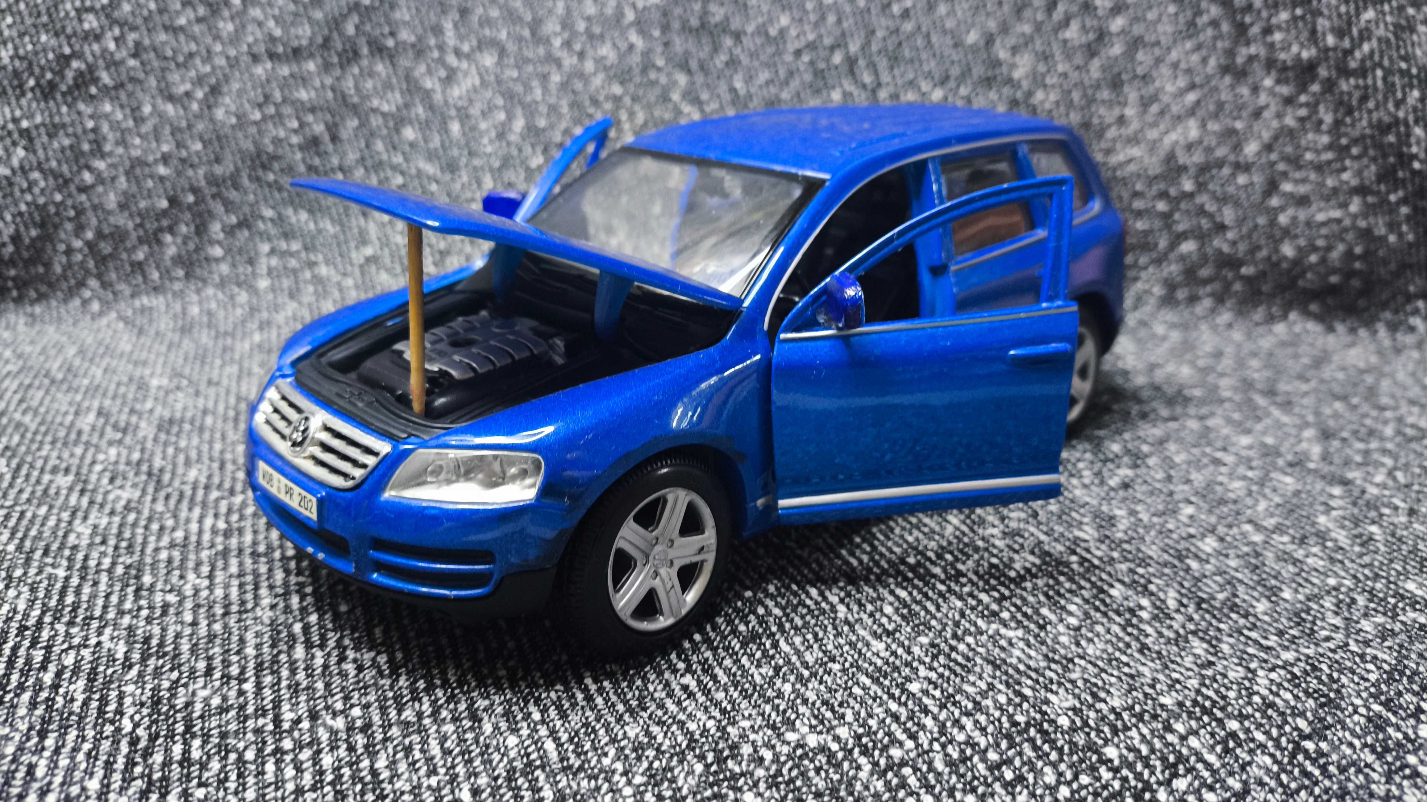 Модель Volkswagen Touareg масштаб 1:24 Bburago