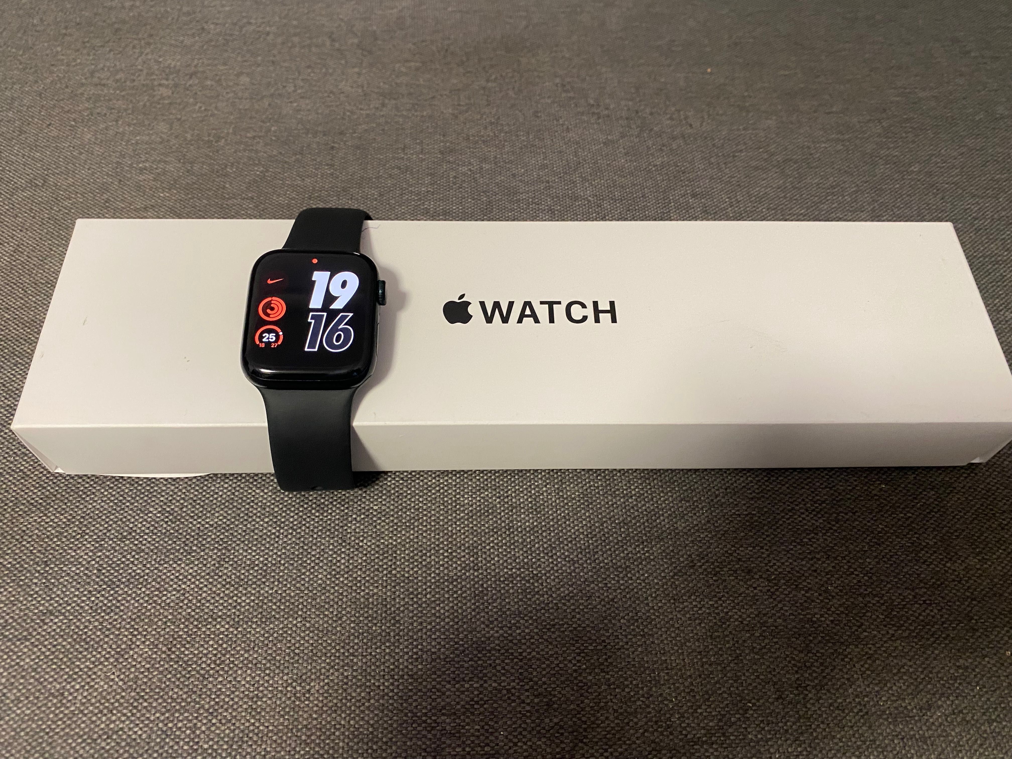 Apple Watch SE 44mm (2 Gen) GPS  смарт часы в отличном состоянии