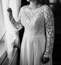 Suknia ślubna w stylu rustykalnym z welonem