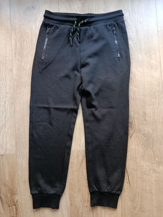 Czarne spodnie cienkie cool club r.134/140