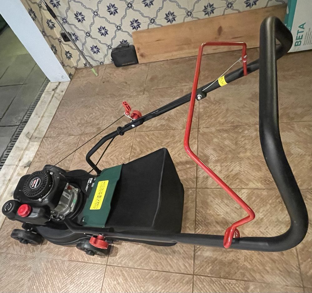 Maquina de cortar relva a gasolina