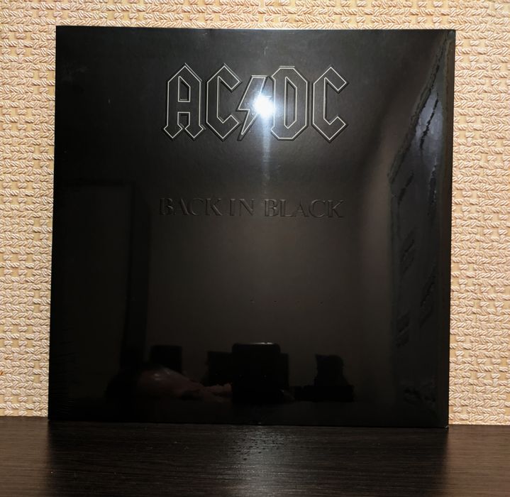 Виниловые пластинки AC/DC "Back in Black".