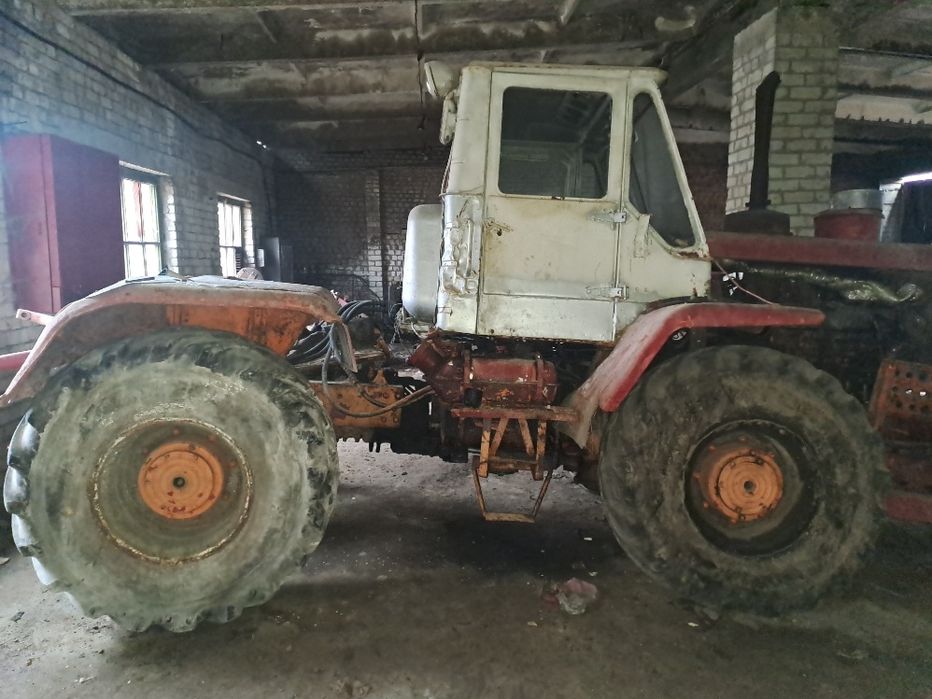 Трактор т-150 з відвалом.