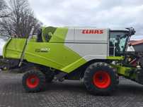 Claas Tucano 420  Kombajn zbożowy z przystawką do kukurydzy