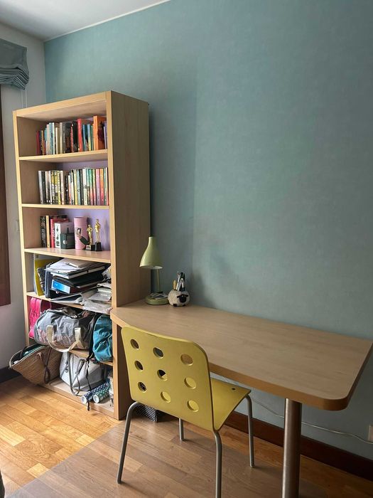 Estante com secretária integrada e cadeira incluída