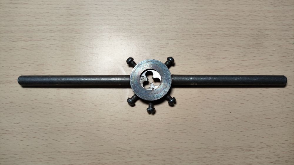 Плашкодержатель ф 20 мм с плашкой М5 времён СССР