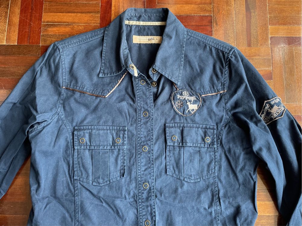Camisa azul escura com botões metálicos (Tiffosi, tamanho L)