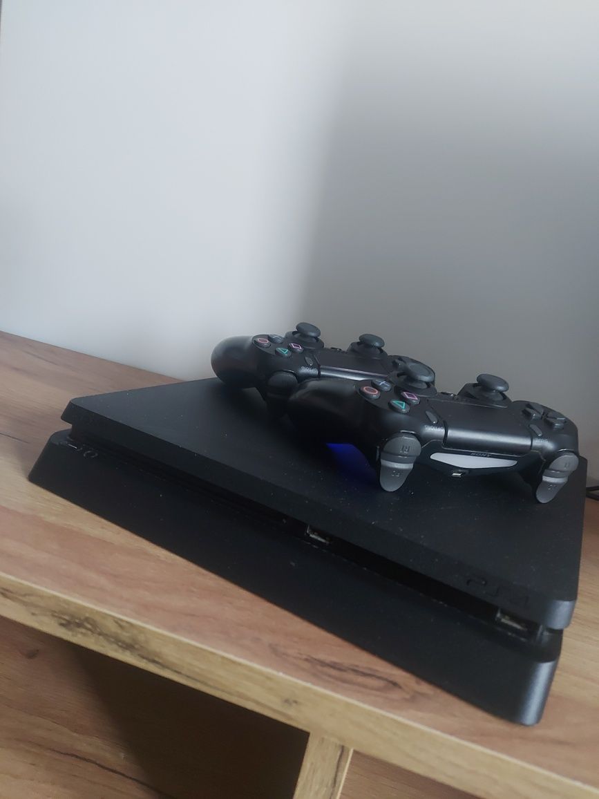 PS4 Slim 1TB + 2 pady