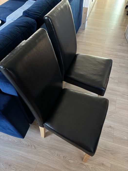 Krzesła czarne skórzane