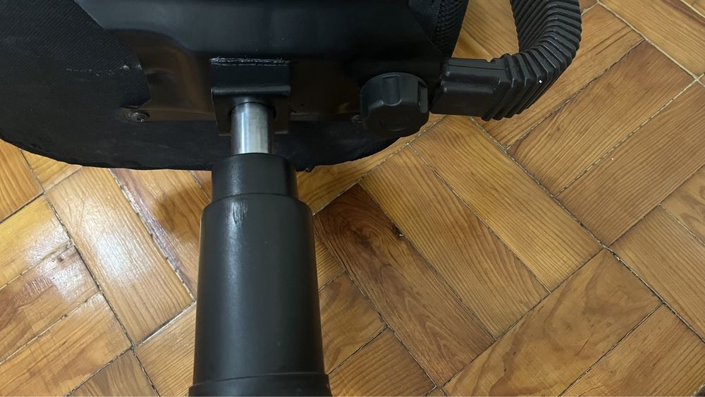 Cadeira de escritório com rodas e ajustável