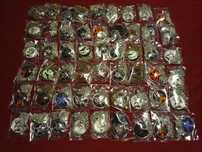 Colares, porta-chaves, brincos, pulseiras, anéis, pins, etc