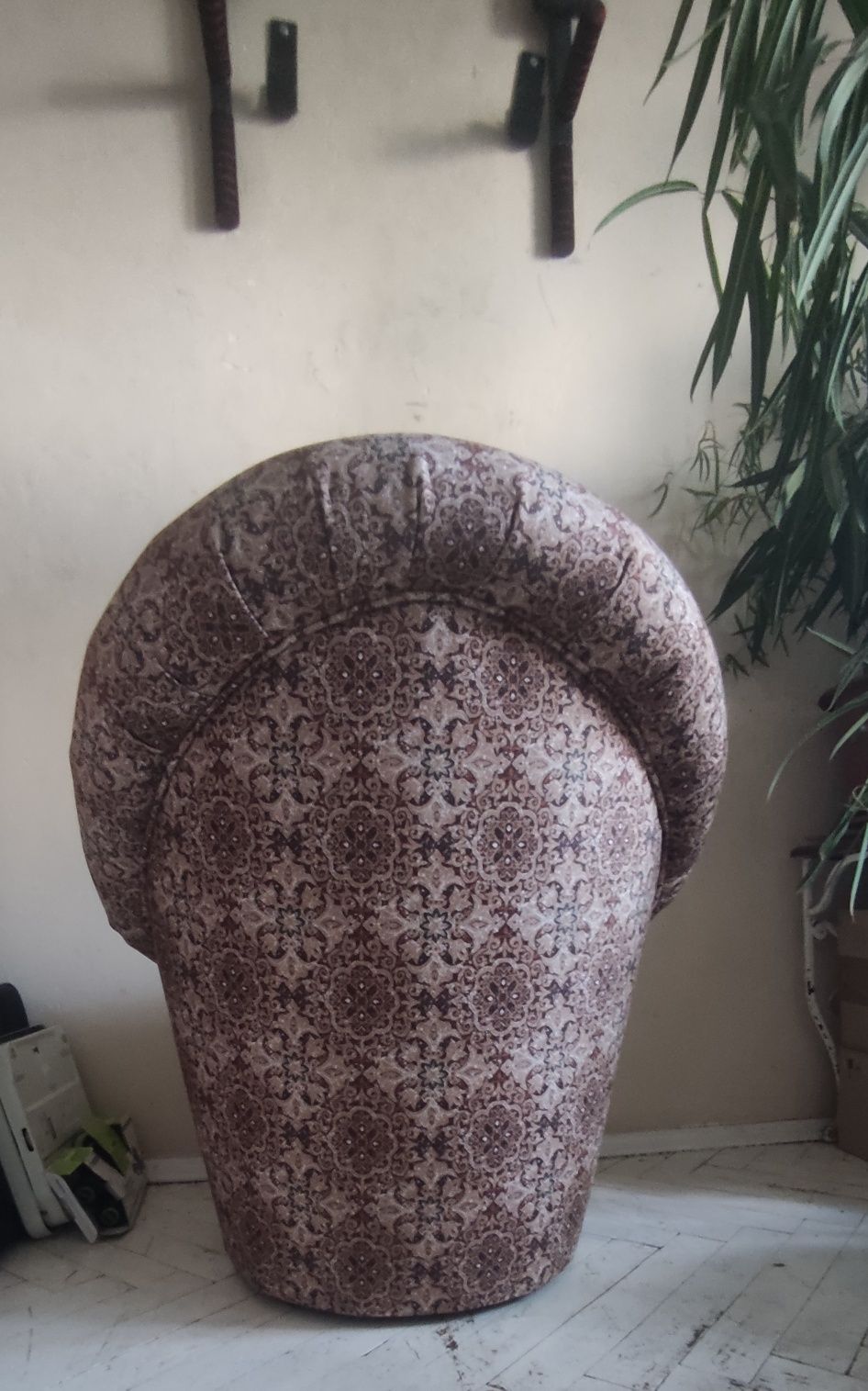 Кресло с нишей для мелочевки