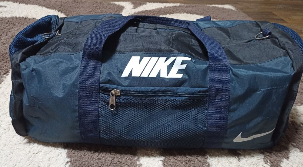 Спортивная сумка от бренда Nike.