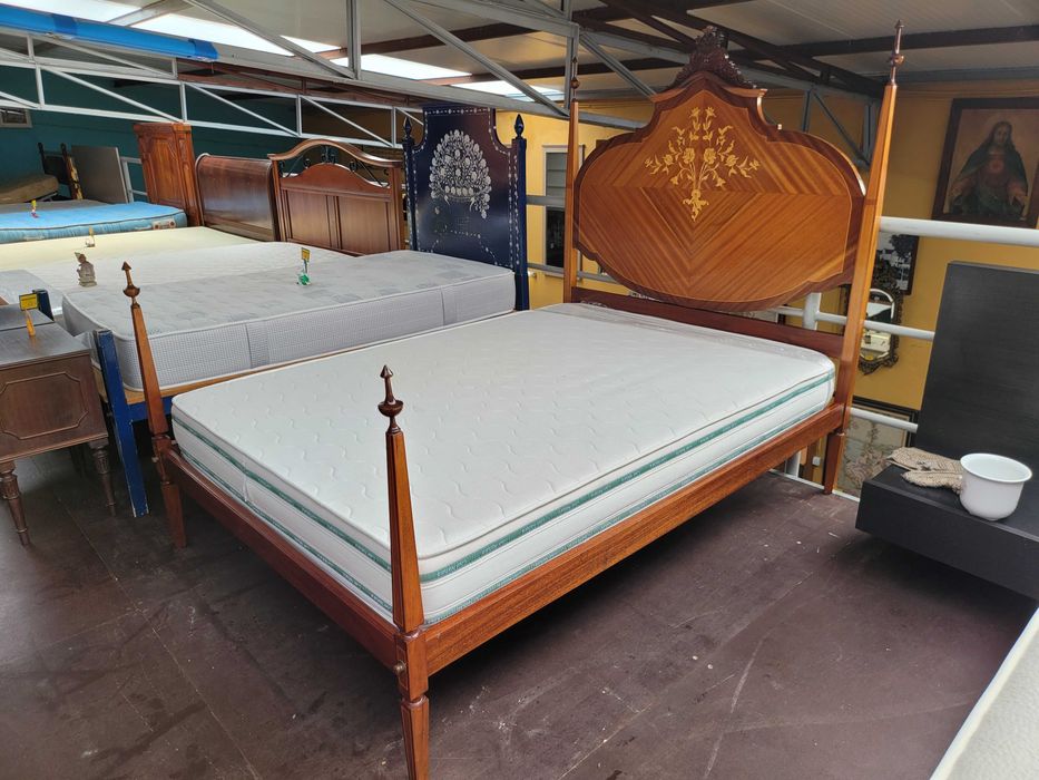 Cama antiga estilo D. Maria com estrado e colchão - Bom
