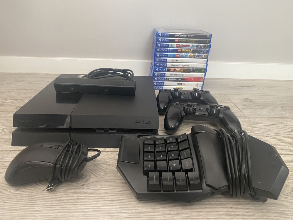 PS4 500gb, 2 pady, kamera, klawiatura i myszka, kierownica, 12 gier