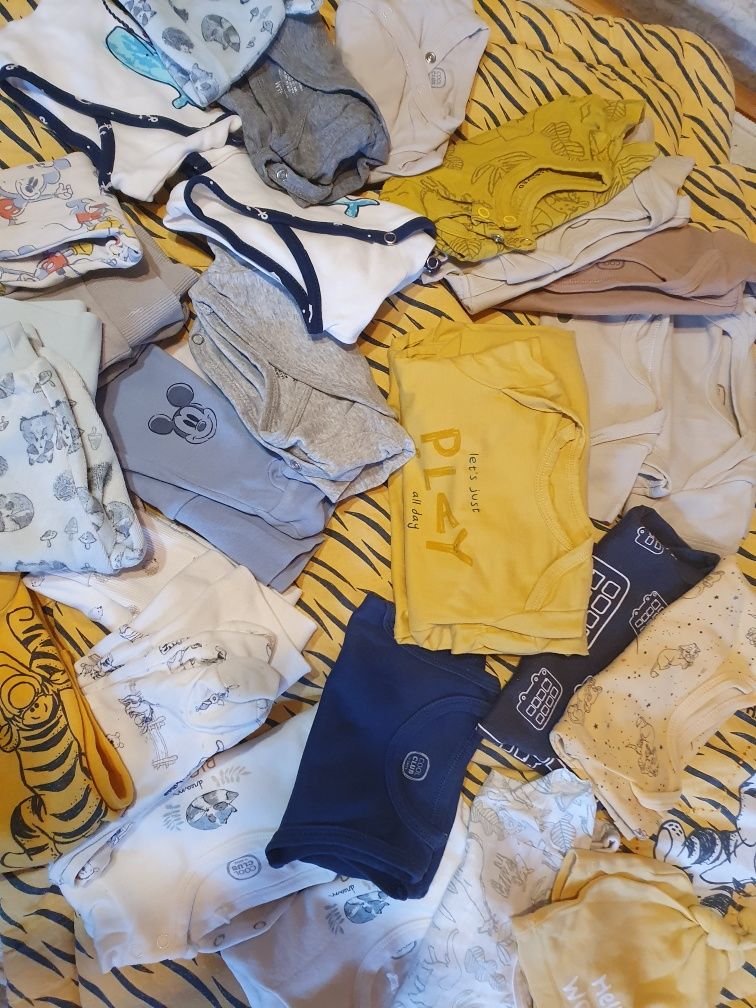 Ubranka niemowlęce r. 56 i dwa rożki