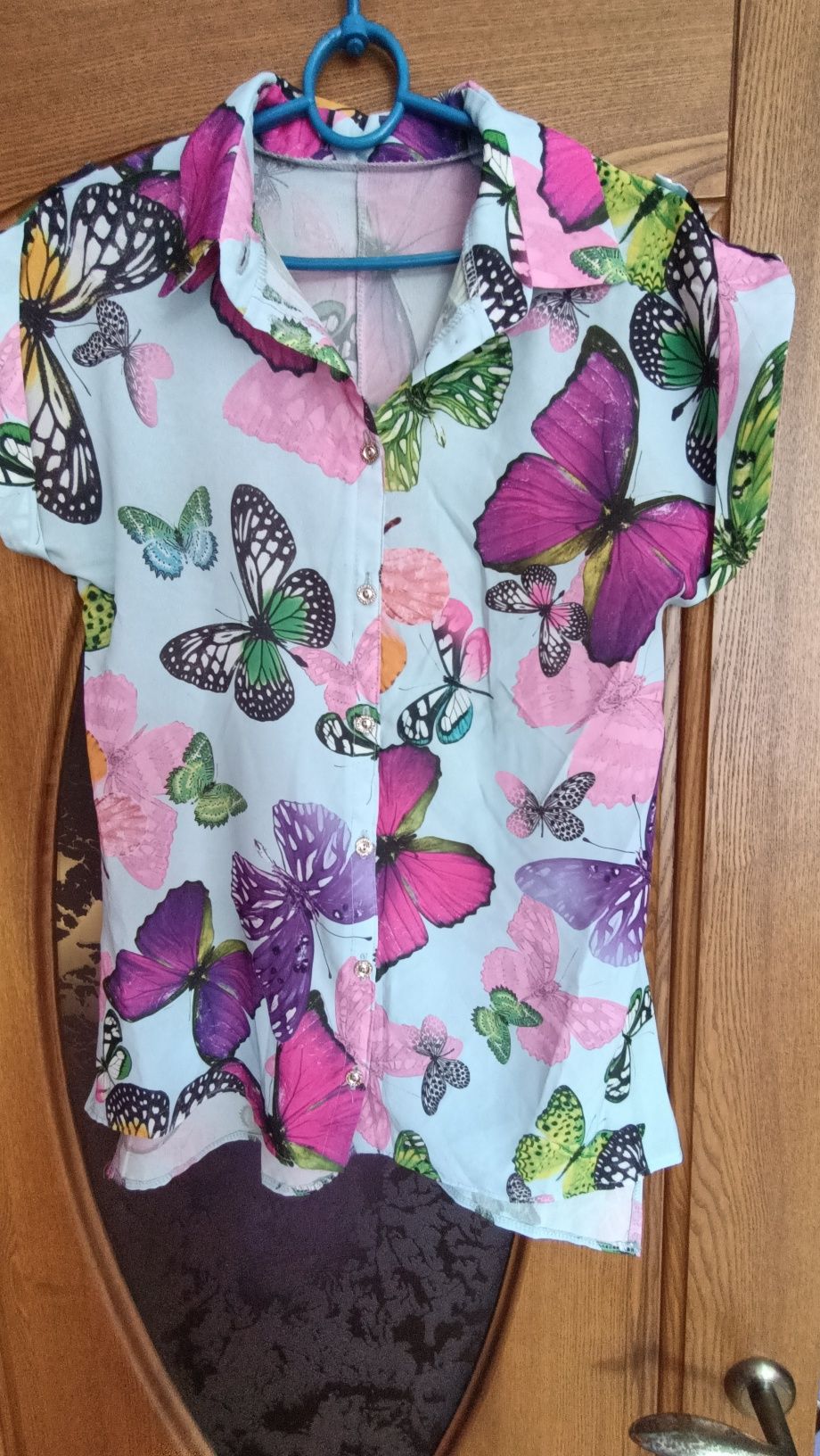 Блуза яскрава з метеликами