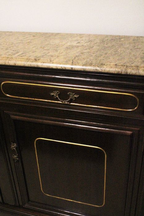 Móvel antigo em madeira escura – Elegância e charme intemporal