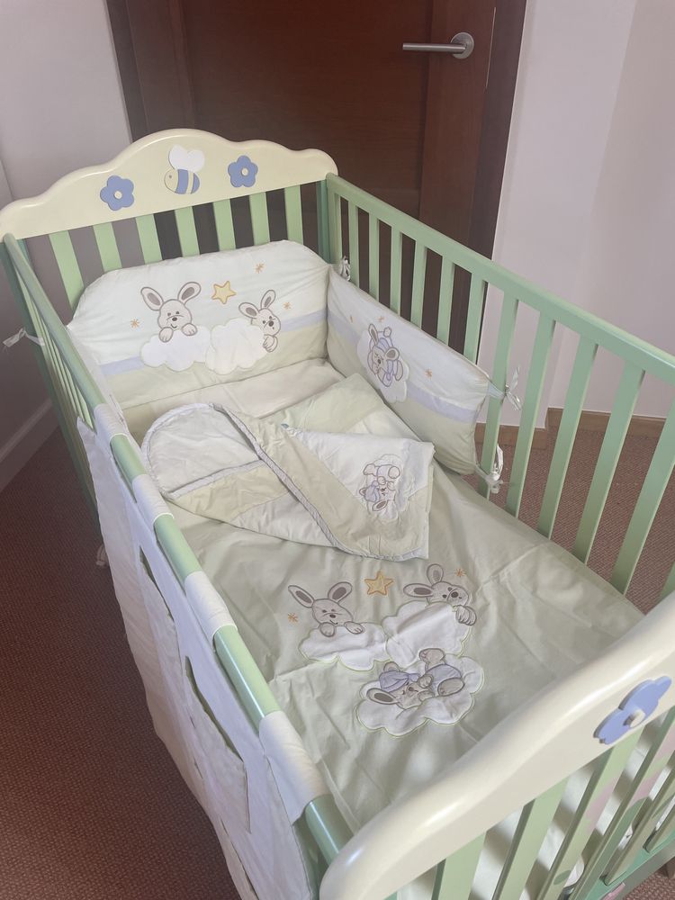 łóżeczko dla niemowląt MIBB + materac i akcesoria