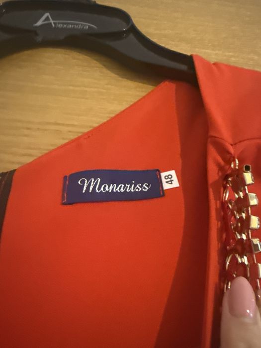 Czerwona sukienka damska z pieknymi zdobieniami przy szyi rozmiar 48