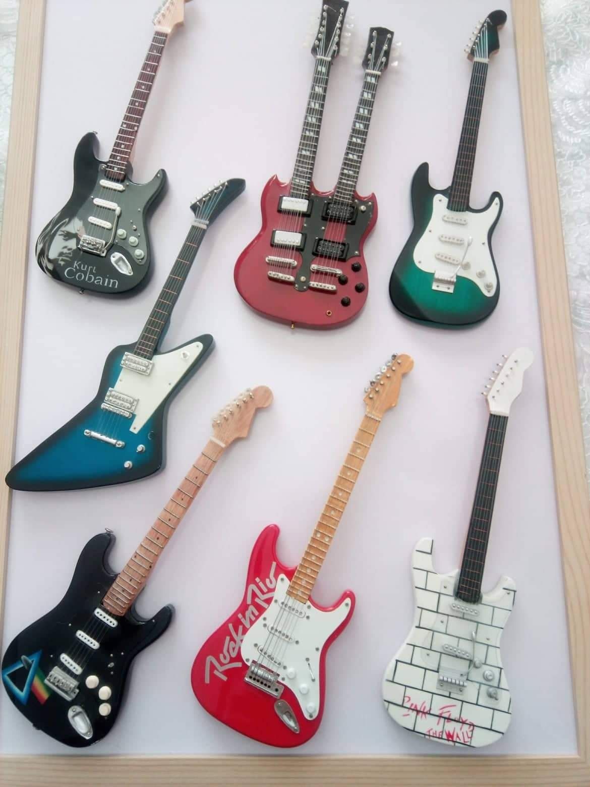 Vendo coleção de guitarras miniatura