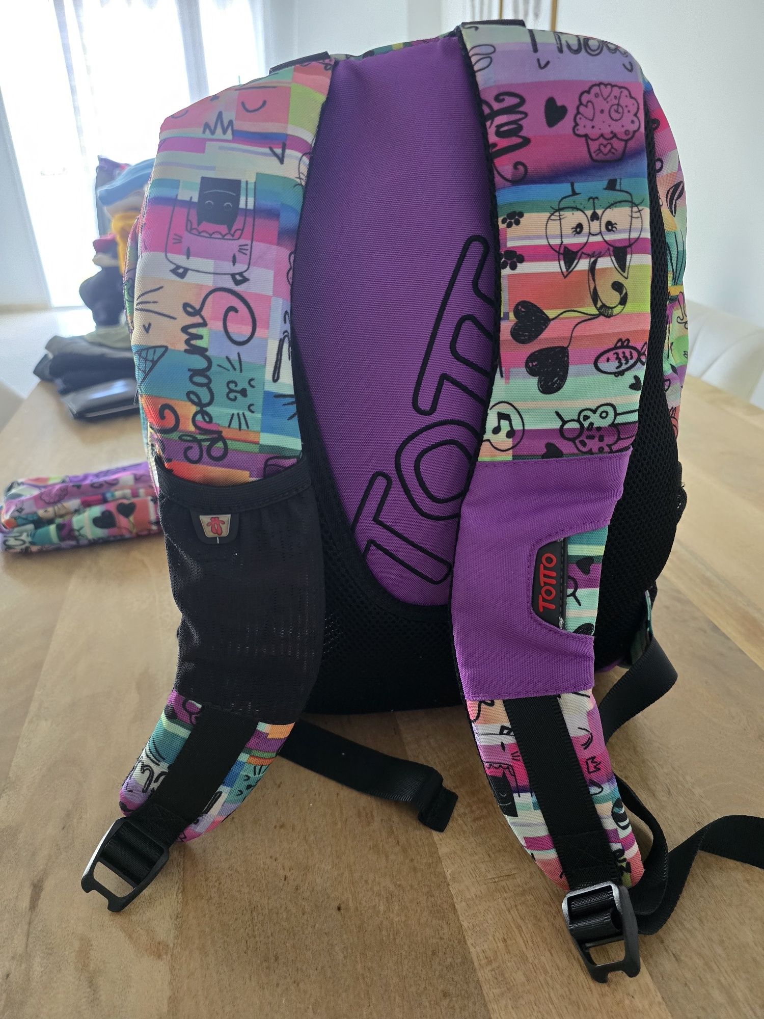 Mochila com estojo TOTTO