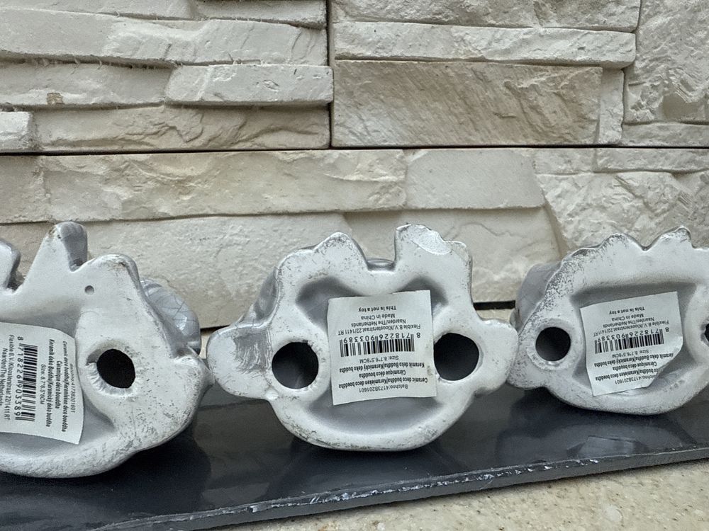 Ceramiczny Budda na kamieniu nie mowie nie slysze nie widze