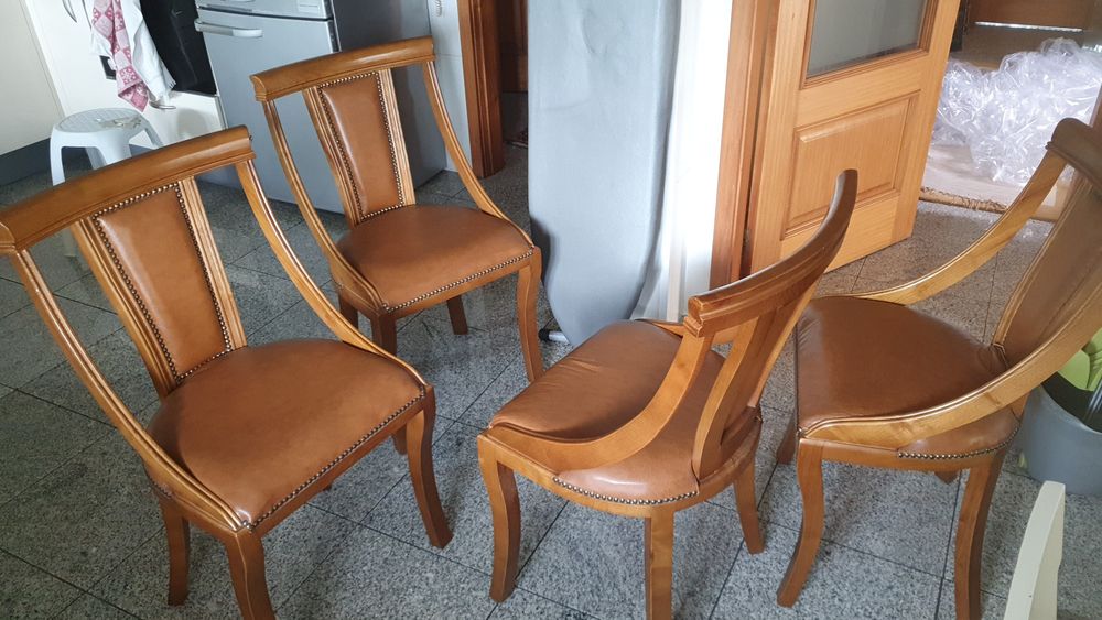 Cadeiras de sala de jantar em madeira e pele