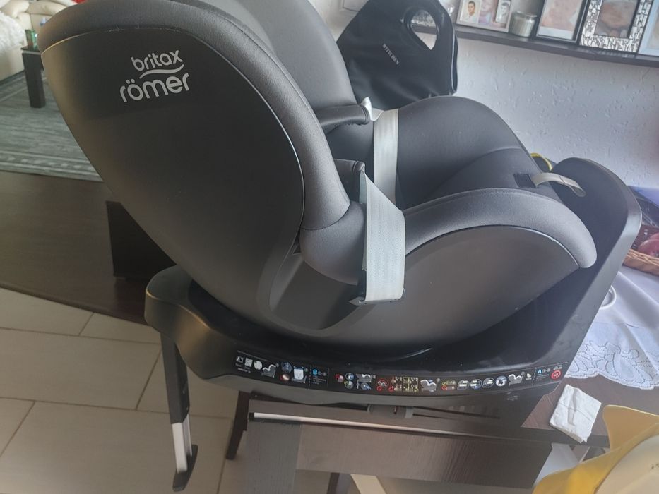 Fotelik samochodowy obrotowy Britax Römer Dualfi M Plus