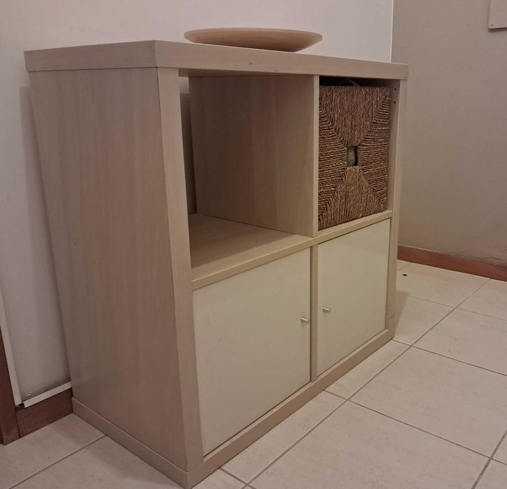 Vendo 3 estantes e e 2 armários de arrumação