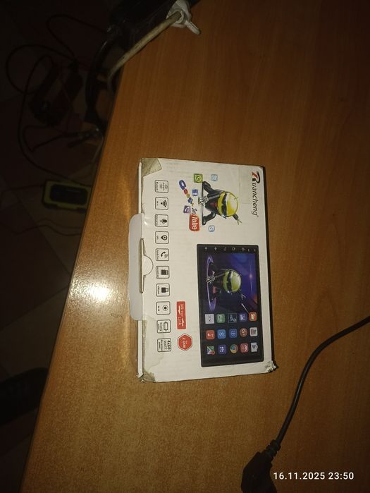 Авто магнітола в робочому стані Андроїд майже нова всі дроти в комплек