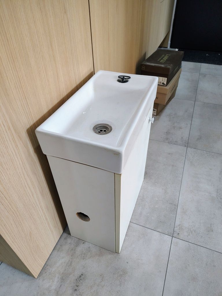 Szafka z umywalką WC toaleta