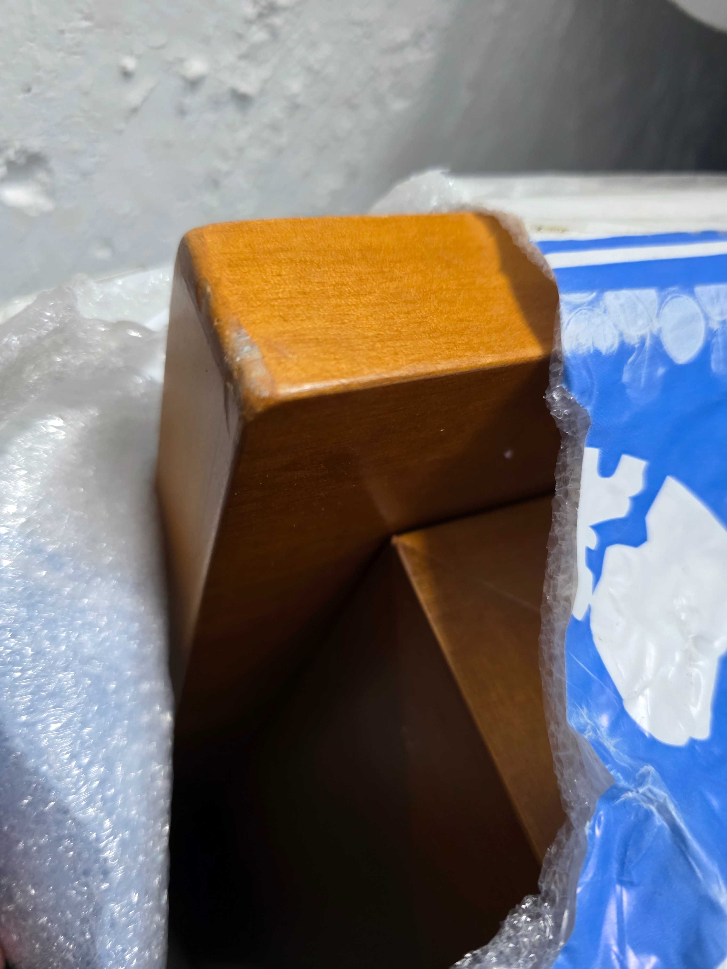 Mesa de café cerejeira e tampo de vidro fosco