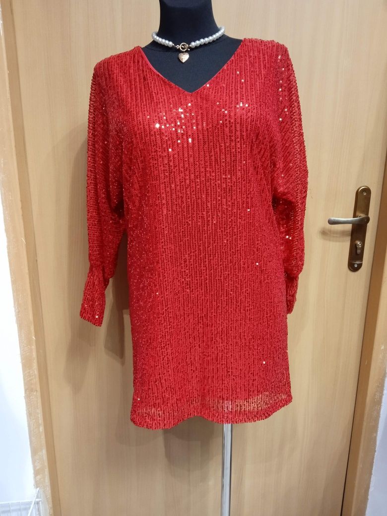 Śliczna czerwona cekinowa sukienka
