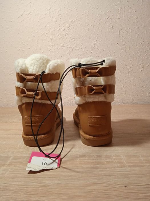 Угі для дівчинки.