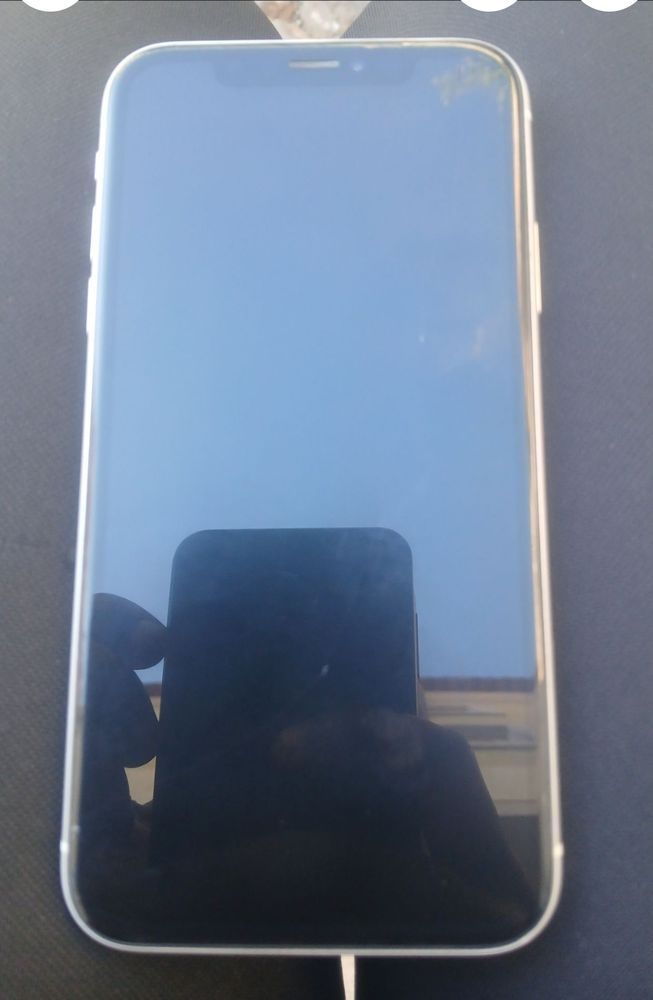 iPhone XR  ( a pedir senha )