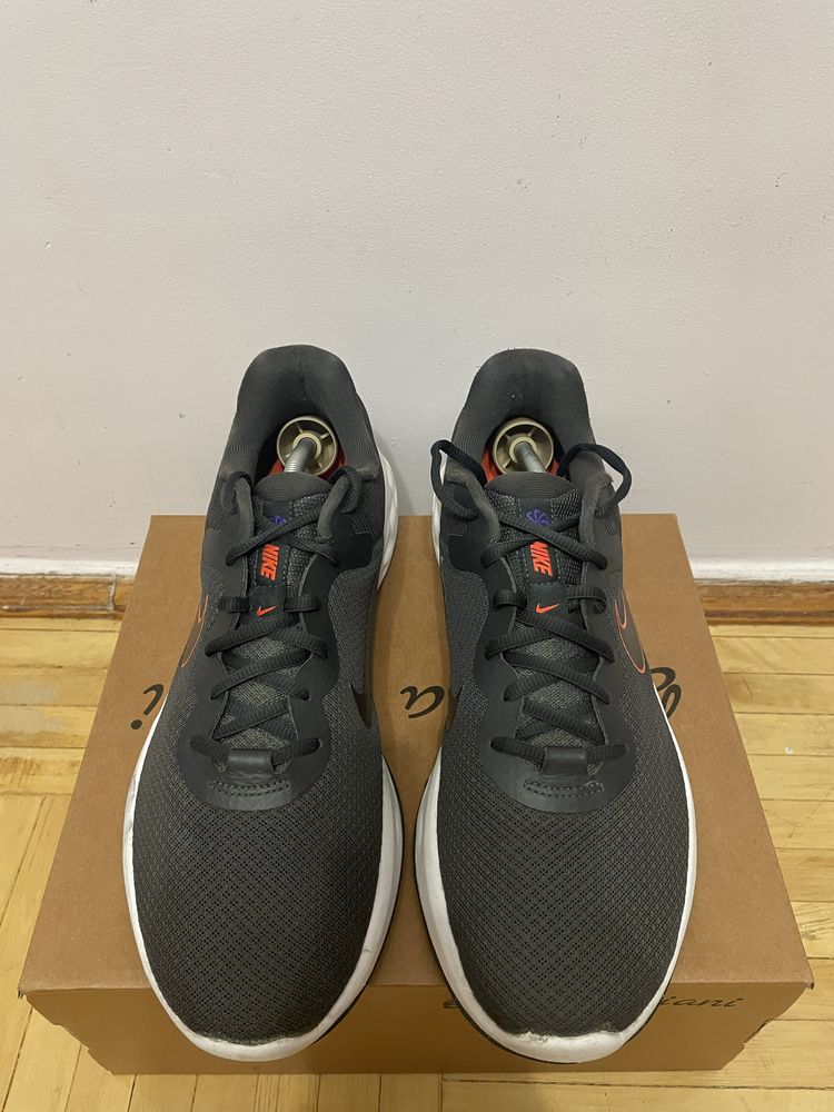 Кросівки чоловічі Nike REVOLUTION 6 NN