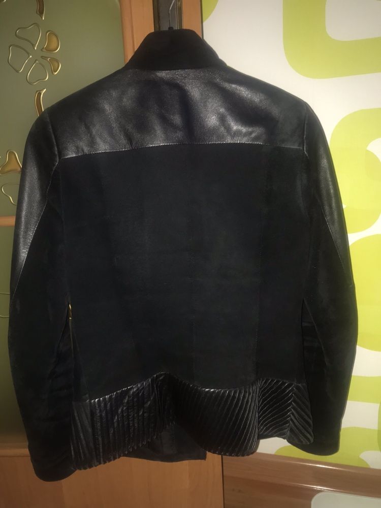 Продам женскую натуральную кожаную курточку, размер ХS-S