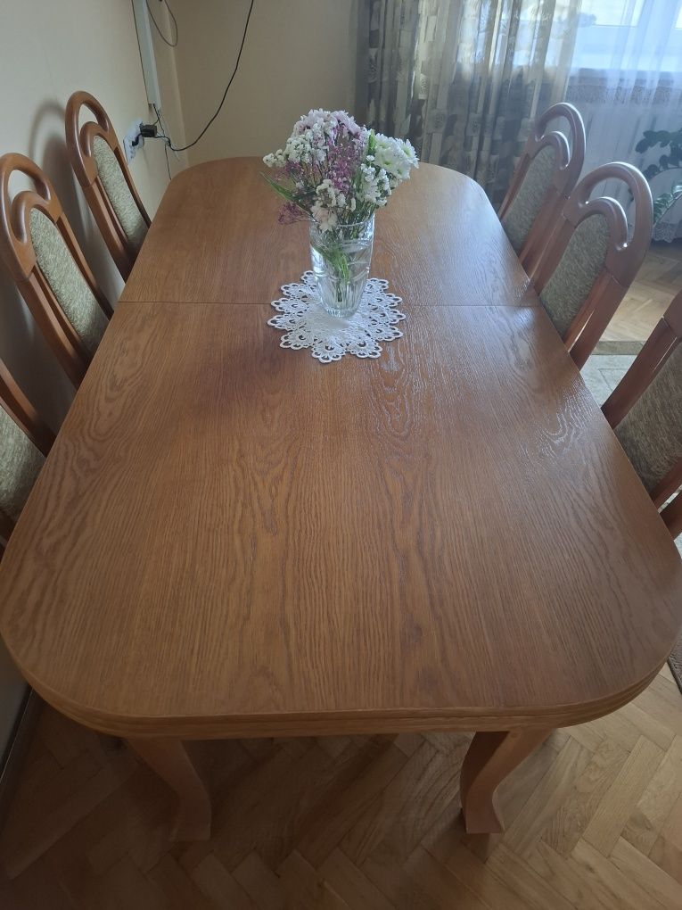 Stół rozkładany z 6 krzesłami