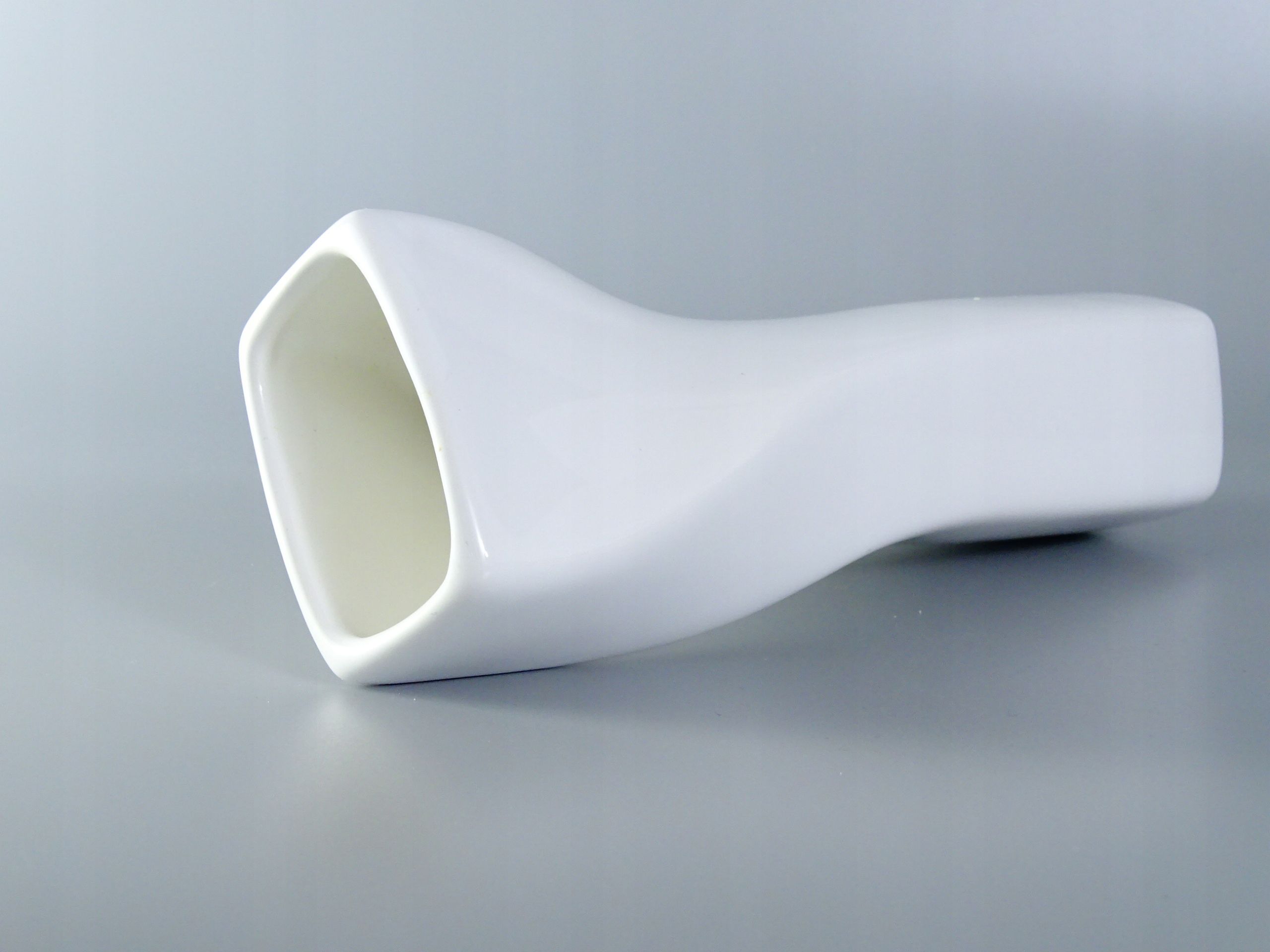 designerski biały wazon ceramiczny