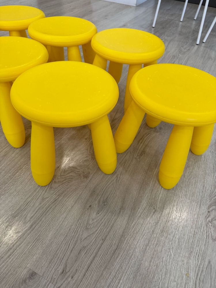 Bancos diversos do IKEA