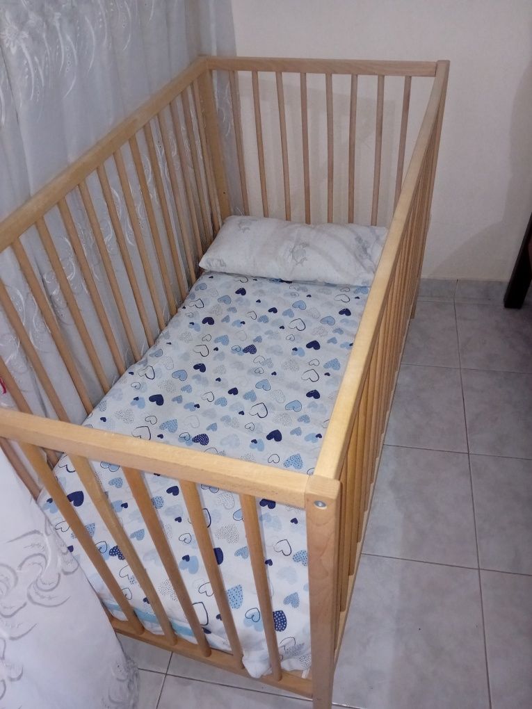 Berço de bebé com acessórios