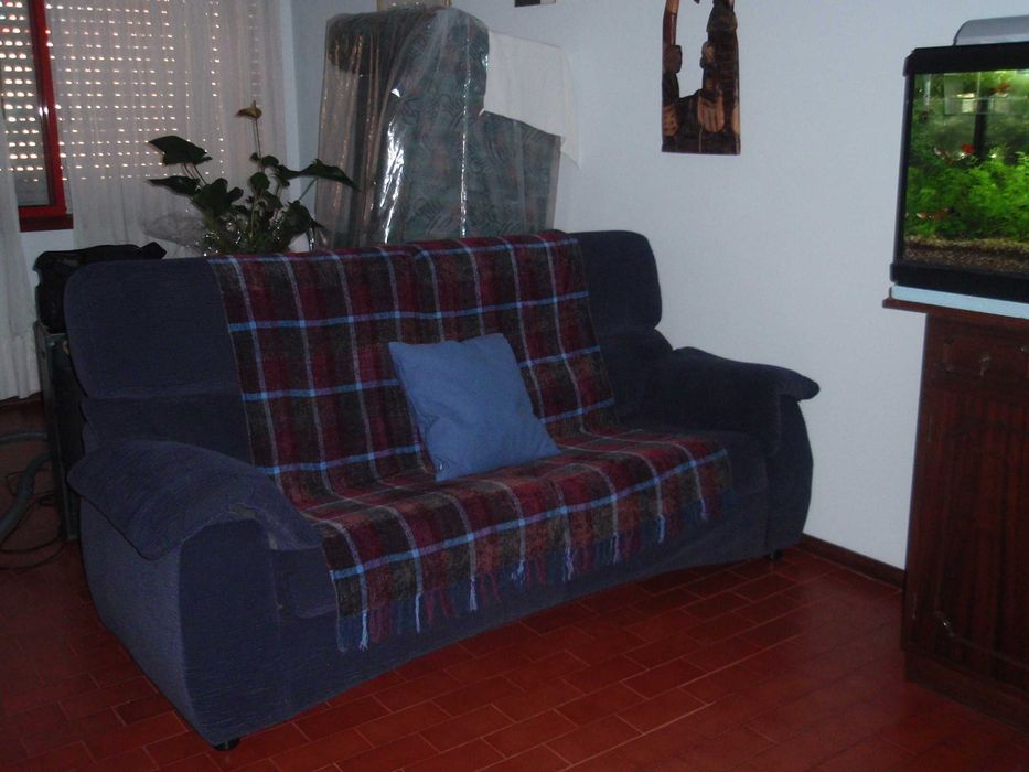 Sofá em veludo azul marinho