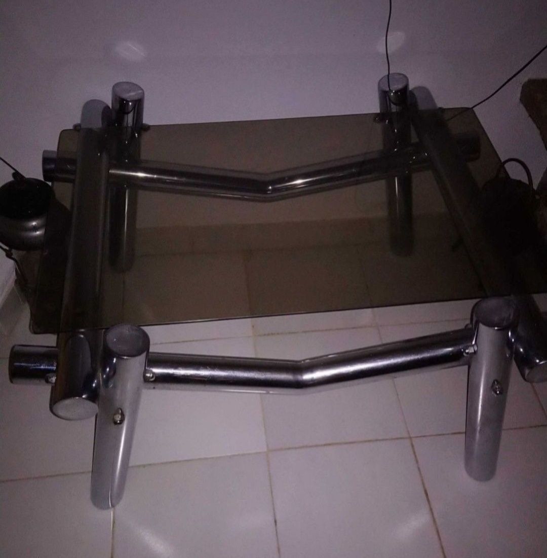Mesa de apoio tubular, design vintage, de metal e vidro, dos anos 70