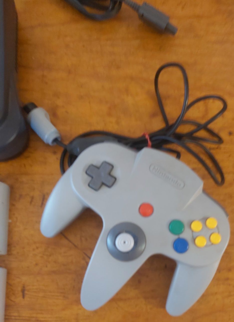 Nintendo 64 com talão de compra 2 comandos e Jogos.