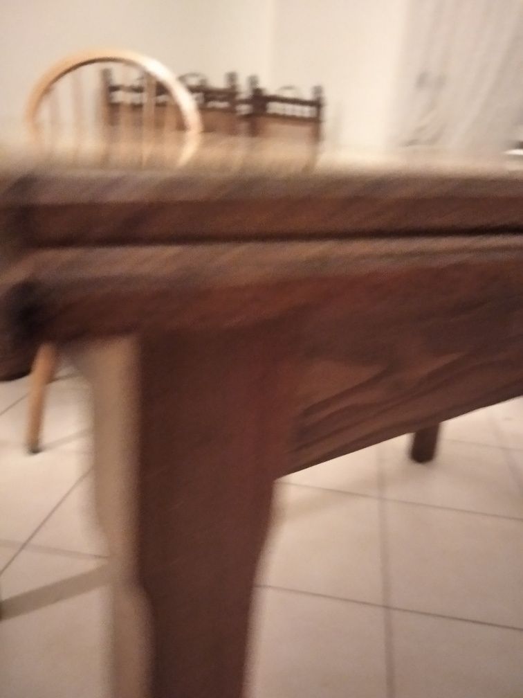 Solidny stół drewniany, rozkładany.
