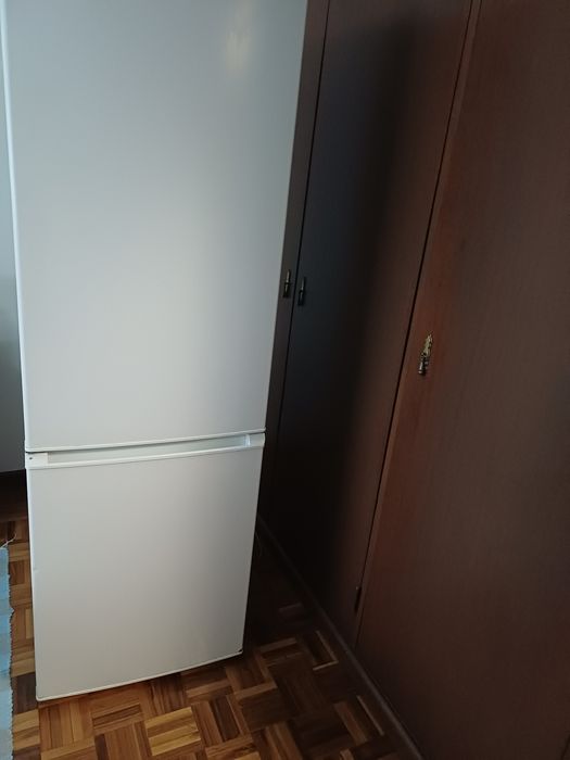 Frigorífico combinado semi novo 170e
