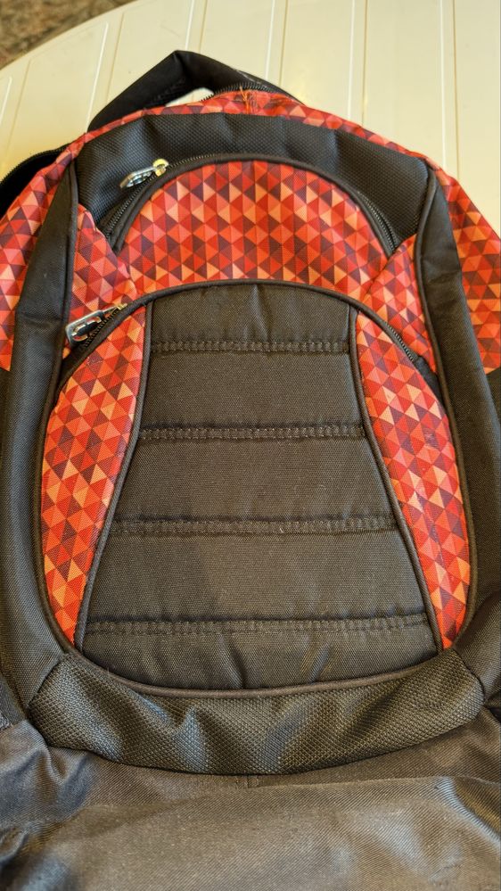 Mochila preta e vermelha com imensos bolsos